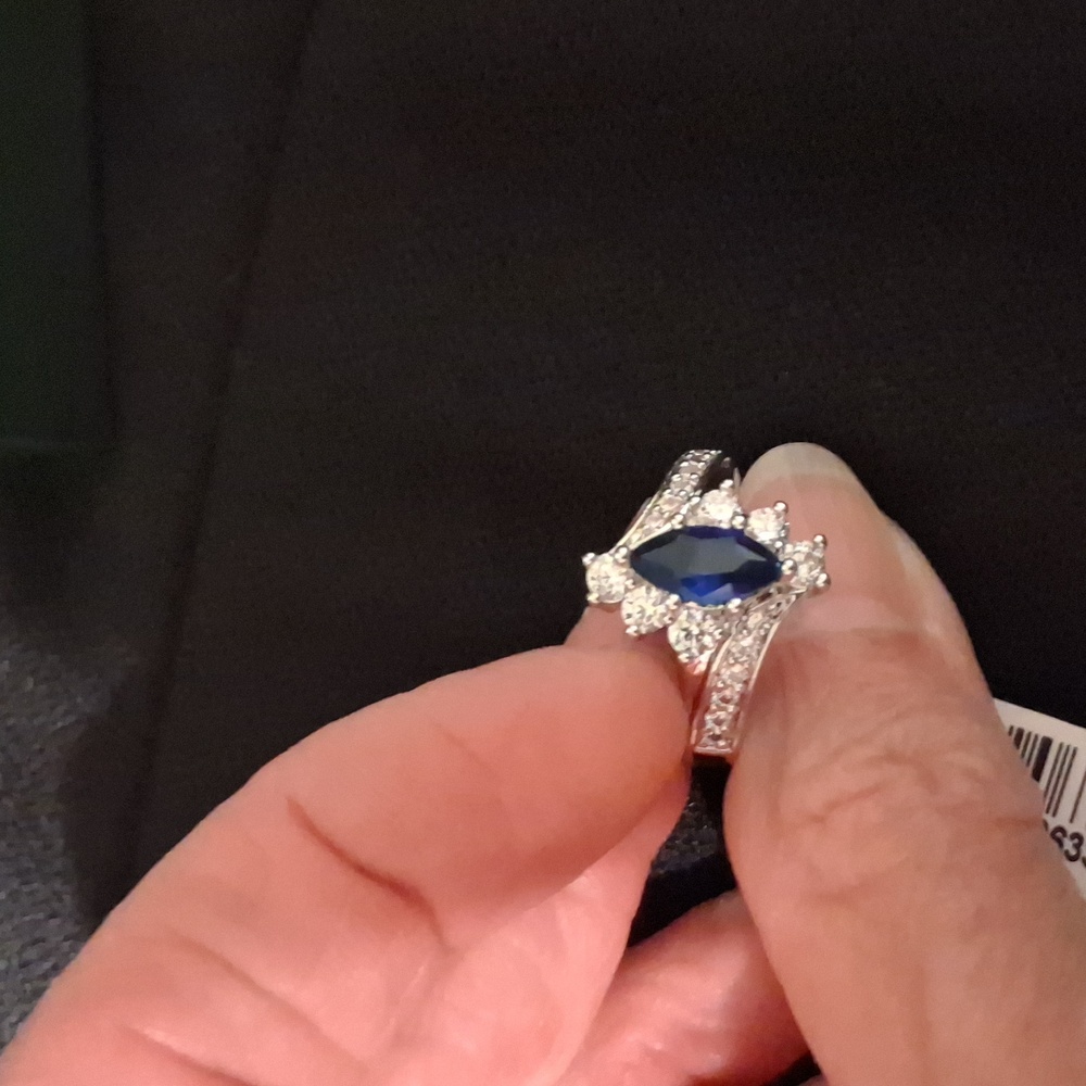 Dazzling Silver Ring with Blue Gemstone - Picture 6 of 9